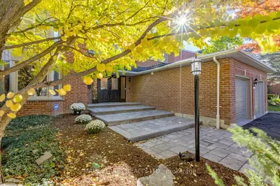 22 Mcclenny Drive N, Aurora, On L4g 5p6
