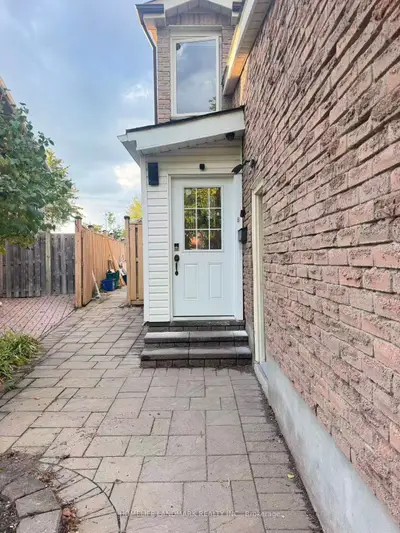 8 Fullerton Crescent, Markham, On L3r 3g5