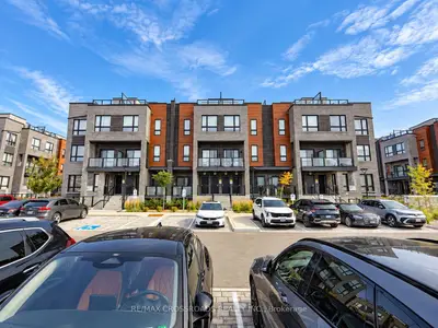 11 Lytham Green Circle 8, Newmarket, On L3y 0h5