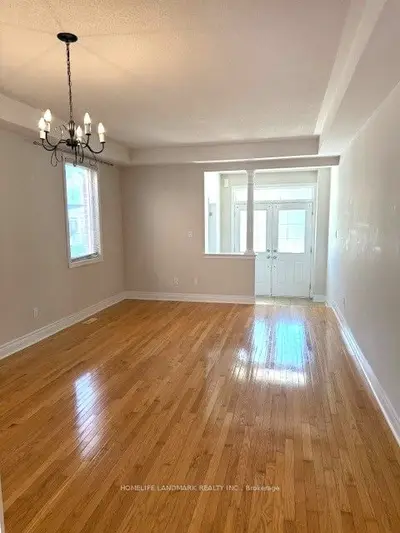 1063 Warby Trail, Newmarket, On L3x 3h6