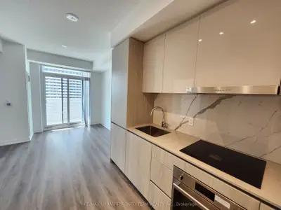28 Interchange Way 1215, Vaughan, On L4k 0p8