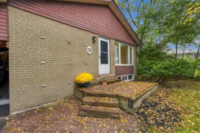 11 Davidson Road, Aurora, On L4g 2a9