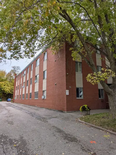 35 Huron Heights Drive 15, Newmarket, On L3y 3j8