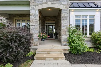 64 Manor Glen Crescent, East Gwillimbury, On L0g 1m0