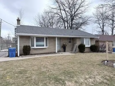 39 Parkside Drive, Newmarket, On L3y 4r7