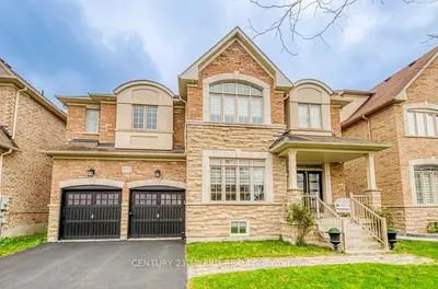 1032 Wilbur Pipher Circle, Newmarket, On L3x 0g4