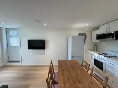 145 Harrison Drive Lower 1, Newmarket, On L3y 4p5