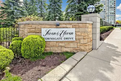 11 Townsgate Drive 110, Vaughan, On L4j 8g4