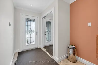 1068 Wildwood Drive, Newmarket, On L3y 2b5