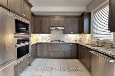 18 Love Court One Bedroom, Richmond Hill, On L4b 0g2