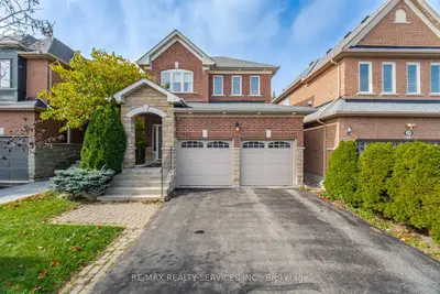 582 Plantation Gate, Newmarket, On L3x 2c2