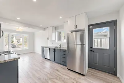 807 Greenfield Crescent Upper, Newmarket, On L3y 3b2