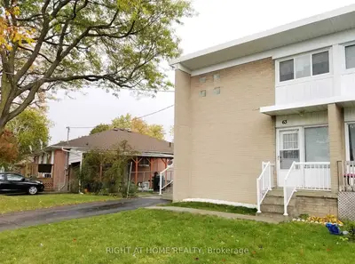 63 Lindsay Avenue, Newmarket, On L3y 4n7