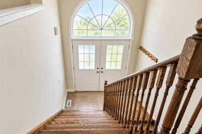 10 Armstrong Crescent Main Fl, Bradford West Gwillimbury, On L3z 2b5
