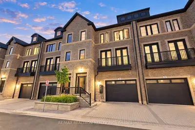 260 Eagle Street 10, Newmarket, On L3y 1k1