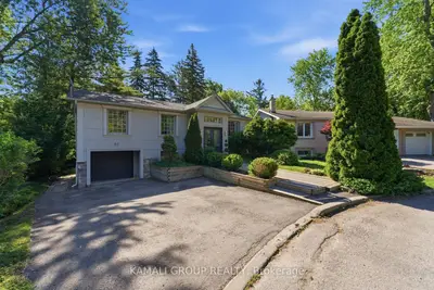 61 Lawnwood Court, Richmond Hill, On L4c 4t1