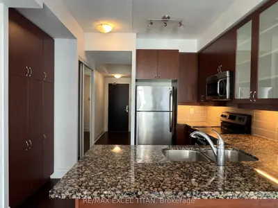 111 Upper Duke Crescent 607, Markham, On L6g 0c8