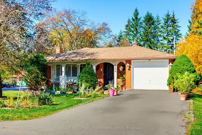 182 Dew Street, King, On L7b 1l1