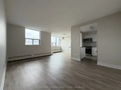 147 Wellington Street W 716, Aurora, On L4g 2n9