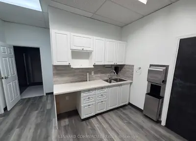 30 Pennsylvania Avenue 17, Vaughan, On L4k 4a5