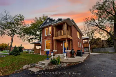 9 The Queensway N, Georgina, On L4p 1e2