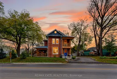 9 The Queensway N, Georgina, On L4p 1e2