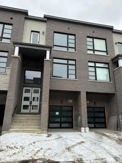 82 Paradox Street, Vaughan, On L4l 1a7