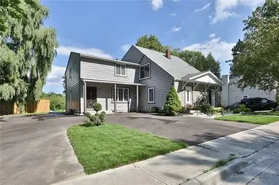 175 Charlotte Street S 4, Newmarket, ON L3Y 3S7