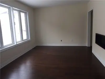 33 Walter English Drive, East Gwillimbury, ON L9N 0R8