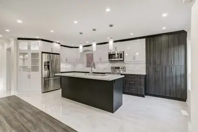 21 Canterbury Court, Richmond Hill, ON L4C 8E4