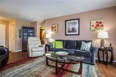 200 HOLLAND Court 101, Bradford West Gwillimbury, ON L3Z 1R8