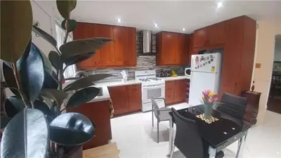 210 Currey Crescent, Newmarket, ON L3Y 5M9