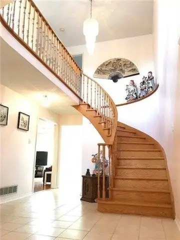 77 Red Oak Drive, Richmond Hill, ON L4B 1W2