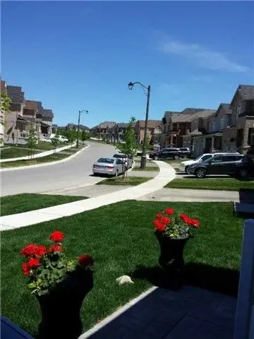 10 NATURE WAY Crescent, Newmarket, ON L9N 0A6