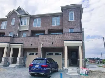 Att/Row/Townhouse in Newmarket