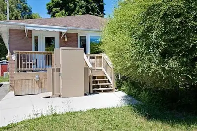 24 Lindsay Avenue, Newmarket, ON L3Y 4N6