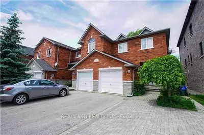 Att/Row/Townhouse in Richmond Hill
