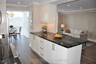 40 Harding Boulevard W 801, Richmond Hill, ON L4C 9S5