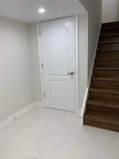 272 Mcbride Crescent Bsmt, Newmarket, ON L3X 2W4