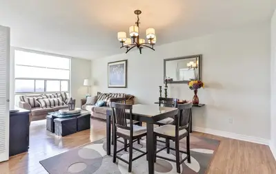 30 Harding Boulevard W 911, Richmond Hill, ON L4C 9M3