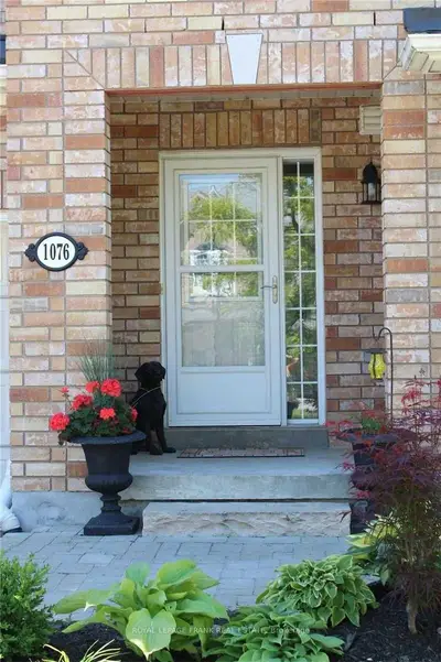 1076 Brook Gardens Marsh, Newmarket, ON L3Y 8W6