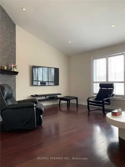 150 Strathearn Avenue W, Richmond Hill, ON L4B 2L7