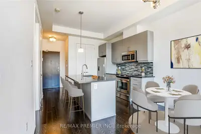 15277 Yonge Street 411, Aurora, ON L4G 1N6