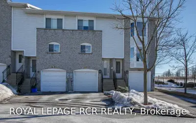 105 William Curtis Circle, Newmarket, ON L3Y 8L8