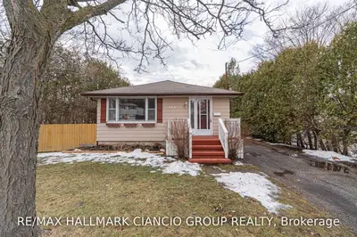 844 Srigley Street, Newmarket, ON L3Y 1X7
