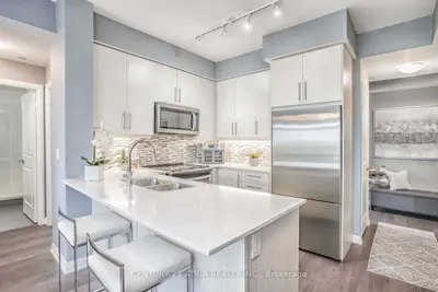 65 Oneida Crescent 307, Richmond Hill, ON L4B 0B1
