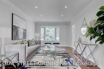 17 Canterbury Court, Richmond Hill, ON L4C 8E3
