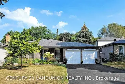 825 Three Seasons Drive, Newmarket, ON L3Y 2B7