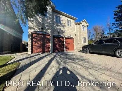 8 Montano Uper Level Court, Richmond Hill, ON L4C 0T2