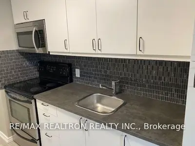 43 Knapton Drive, Newmarket, ON L3X 3A9